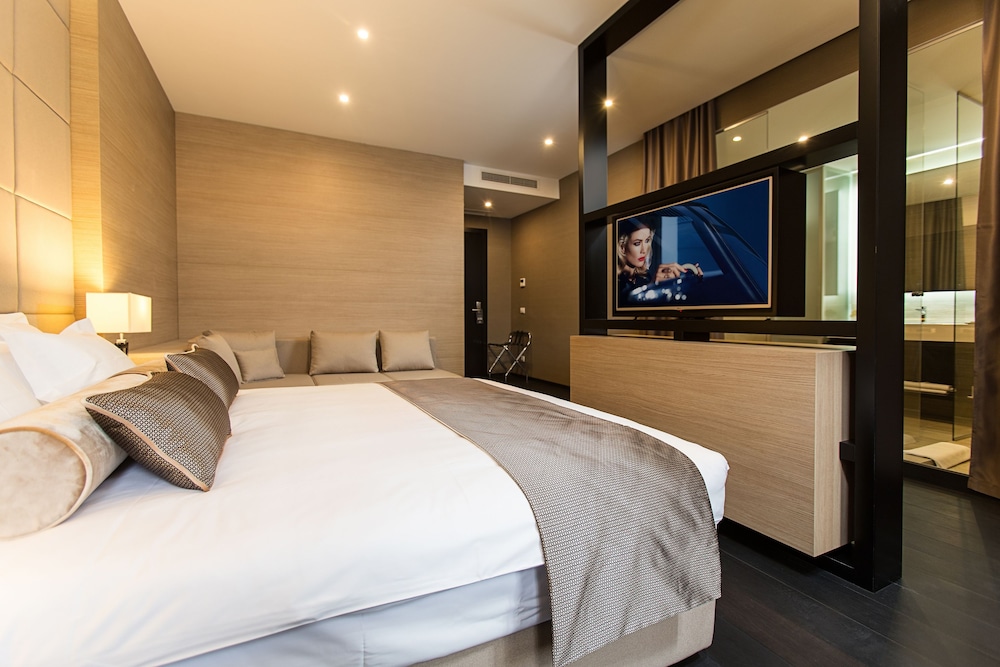 Dominic & Smart Luxury Suites Republic Square