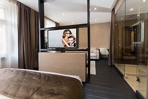 Dominic & Smart Luxury Suites Republic Square