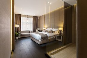 Dominic & Smart Luxury Suites Republic Square