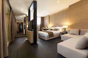Dominic & Smart Luxury Suites Republic Square