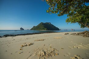 Maneetel Krabi Beachfront