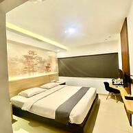 Front One Hotel Purwodadi