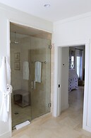 The Sandpiper Inn & Cottages