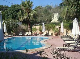 Aloni Hotel