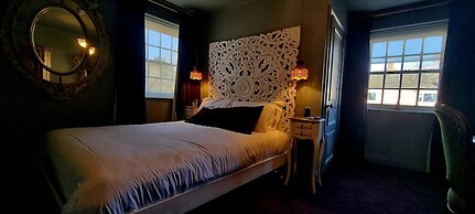 Le Petit Chateau & William de Percy
