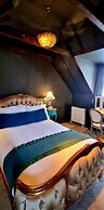 Le Petit Chateau & William de Percy