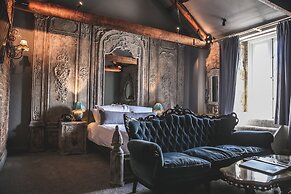 Le Petit Chateau & William de Percy