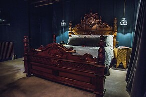 Le Petit Chateau & William de Percy