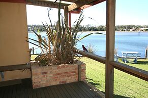 Lake Edge Holiday Units