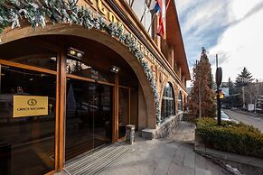 Kecharis Hotel & Resort