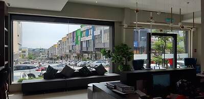 The Square Hotel