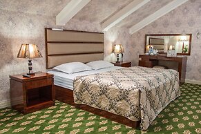City Line Boutique Hotel