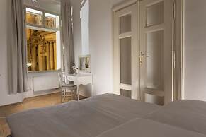 Three Golden Crowns Apartments