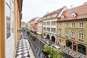 Three Golden Crowns Apartments