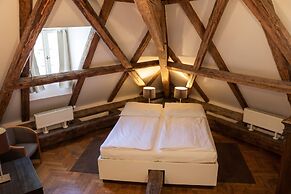 Three Golden Crowns Apartments