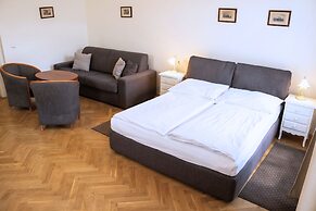Three Golden Crowns Apartments