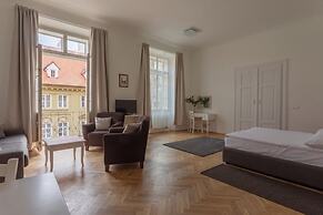 Three Golden Crowns Apartments
