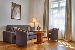 Three Golden Crowns Apartments