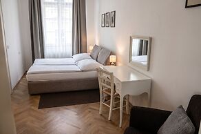 Three Golden Crowns Apartments