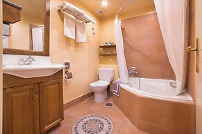 Country Club Hotel & Suites