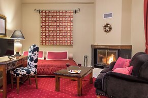 Country Club Hotel & Suites