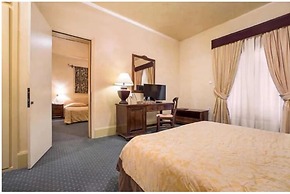Country Club Hotel & Suites