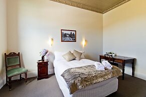 Deloraine Hotel