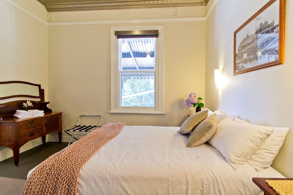 Deloraine Hotel