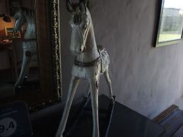 T'Niqua Stable Inn