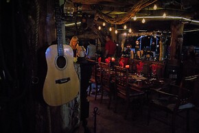 T'Niqua Stable Inn