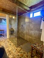 T'Niqua Stable Inn