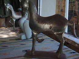 T'Niqua Stable Inn