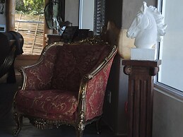 T'Niqua Stable Inn
