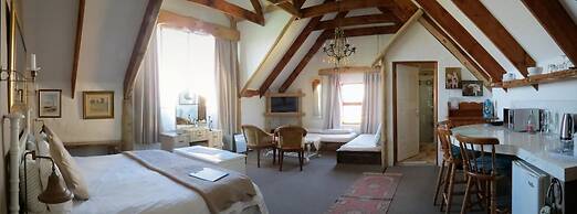 T'Niqua Stable Inn