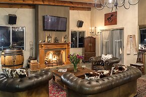 T'Niqua Stable Inn