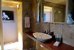 T'Niqua Stable Inn