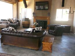 T'Niqua Stable Inn