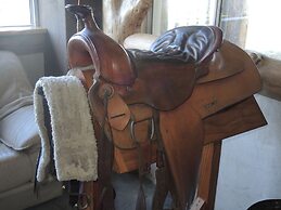 T'Niqua Stable Inn