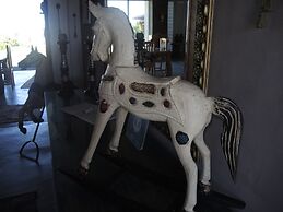 T'Niqua Stable Inn