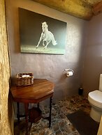T'Niqua Stable Inn