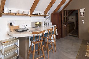 T'Niqua Stable Inn