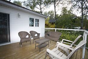Lakefront Cottage in Manitou Beach