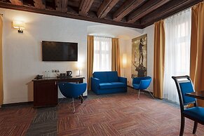 Palazzo Rosso Old Town