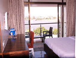 Hotel Apaar with Sea Face Garden Restaurant
