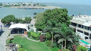 Hotel Apaar with Sea Face Garden Restaurant