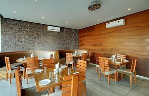 Hotel Apaar with Sea Face Garden Restaurant