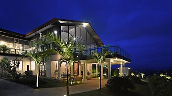 Fox Kandy by Fox Resorts- Luxury in the Mist