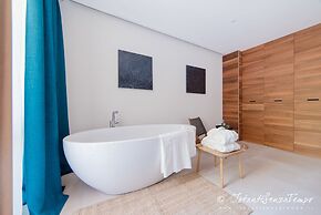 Cumeja - Beach Club & Hotel