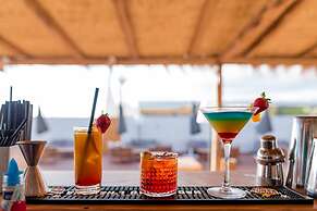 Cumeja - Beach Club & Hotel