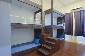 SPOT ON 90236 Zigzag Travellers Home - Hostel